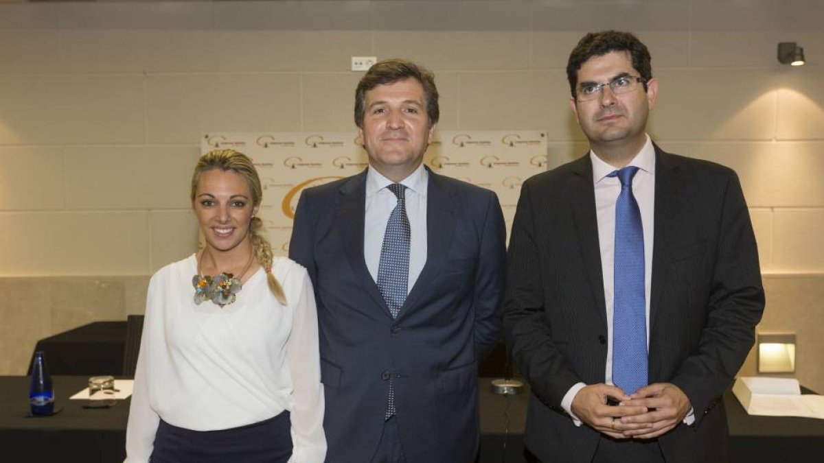 El presidente de Empresa Familiar de Castilla y León, Alfonso Jiménez (C), presenta el II Congreso Regional de la Empresa Familiar. Le acompaña en la imagen, Monica Zarzuela (I), Presidenta del Forum familiar de Castilla y León y Eduardo Estevez (D), Dire-Ical