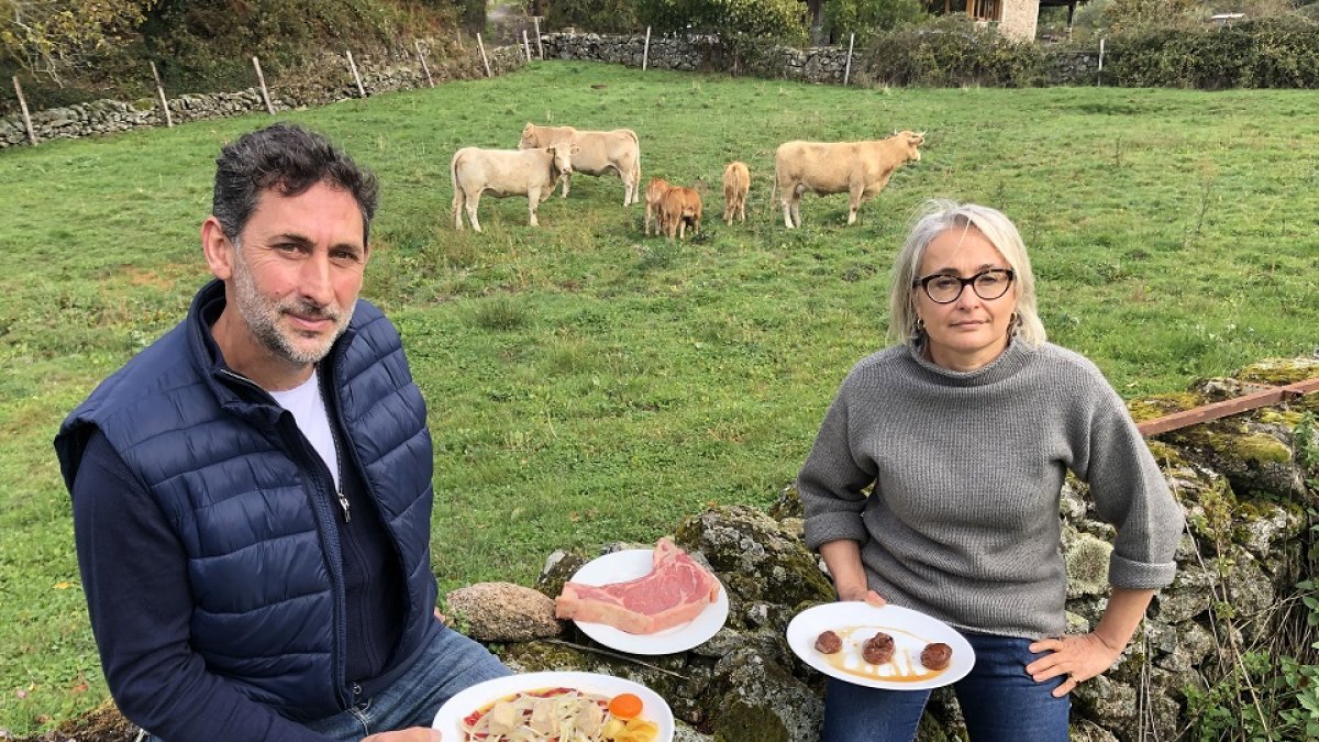 Antonio y Clara con tres de sus platos. / AGRICOMUNICACIÓN