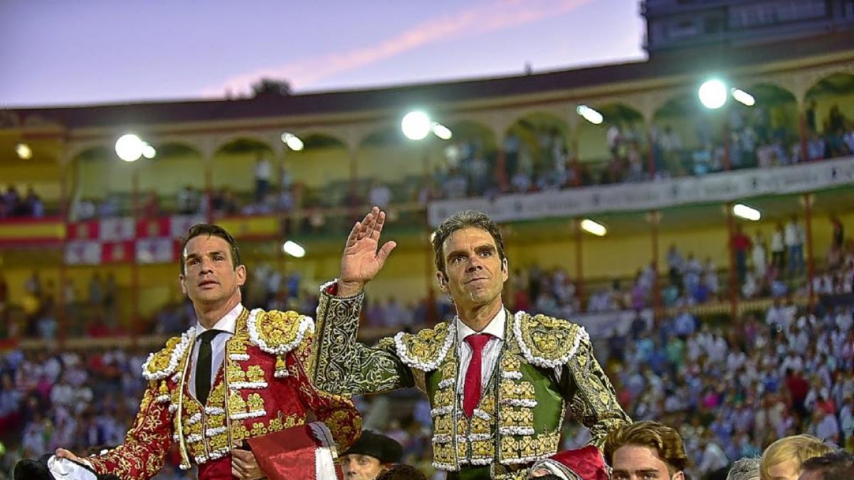 Jose Mari Manzanares y José Tomás salen a hombros por la puerta grande del coso vallisoletano-JOSÉ SALVADOR