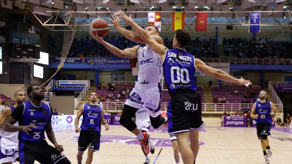 Derbi entre el UEMC RV Baloncesto y el San Pablo Burgos / JUAN MIGUEL LOSTAU.
