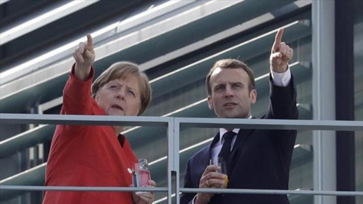 Angela Merkel recibe a Emmanuel Macron, ayer en el Palacio de Berlín, de la capital alemana.-MICHAEL KAPPELER