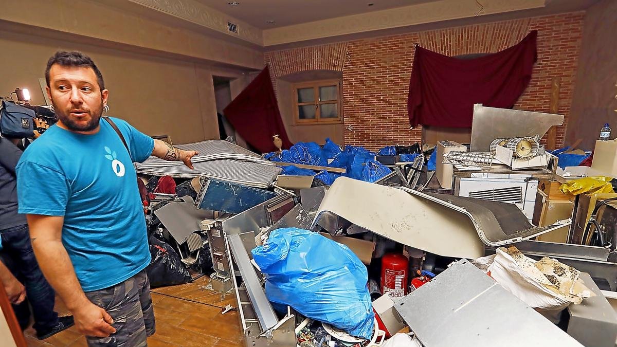Víctor Sánchez muestra parte de la basura que el colectivo ha ido retirando de las salas, amontonada a la espera de se recogida.-J.M. LOSTAU
