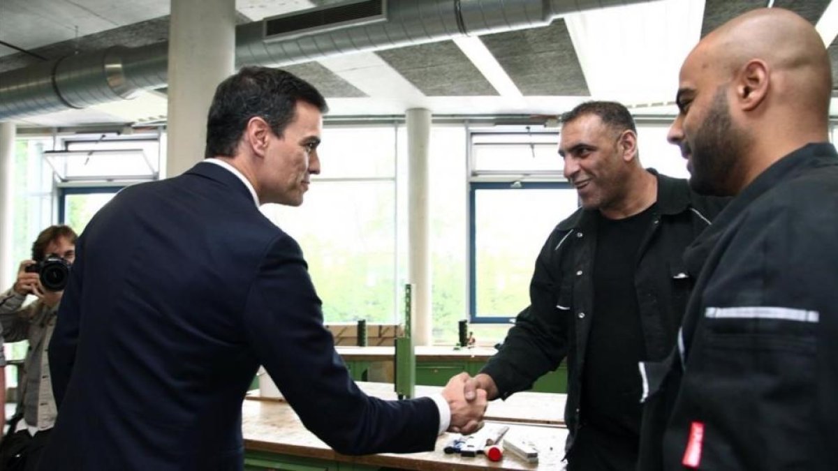 Pedro Sánchez, durante su visita a un centro de asistencia a refugiados, este miércoles en Berlín.-EFE / PATRICIA SEVILLA CIORDIA