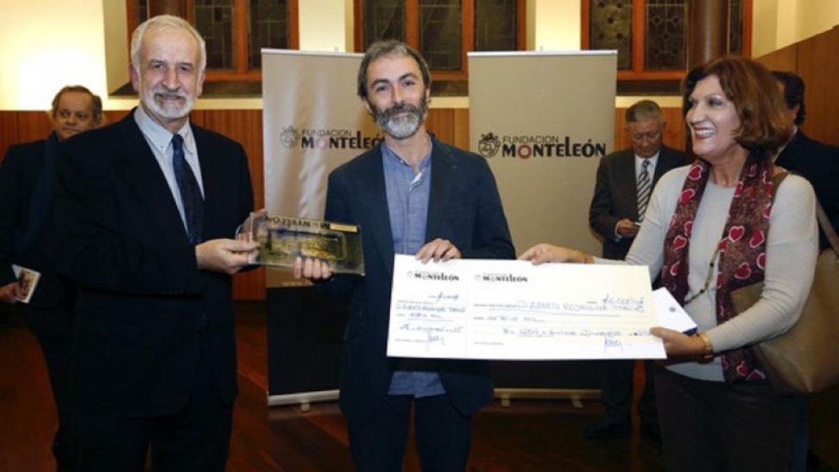 El escritor leonés Alberto R. Torices, recibe el 4º Premio de Novela Corta ‘Fundación Monteleón’ de manos de los miembros del jurado Salvador Gutiérrez y Ángela Díaz-Caneja-Ical