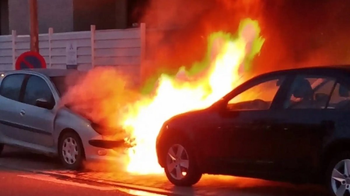 Incendio de los dos vehículos en la calle Monasterio de Yuste de Villa del Prado. - EM