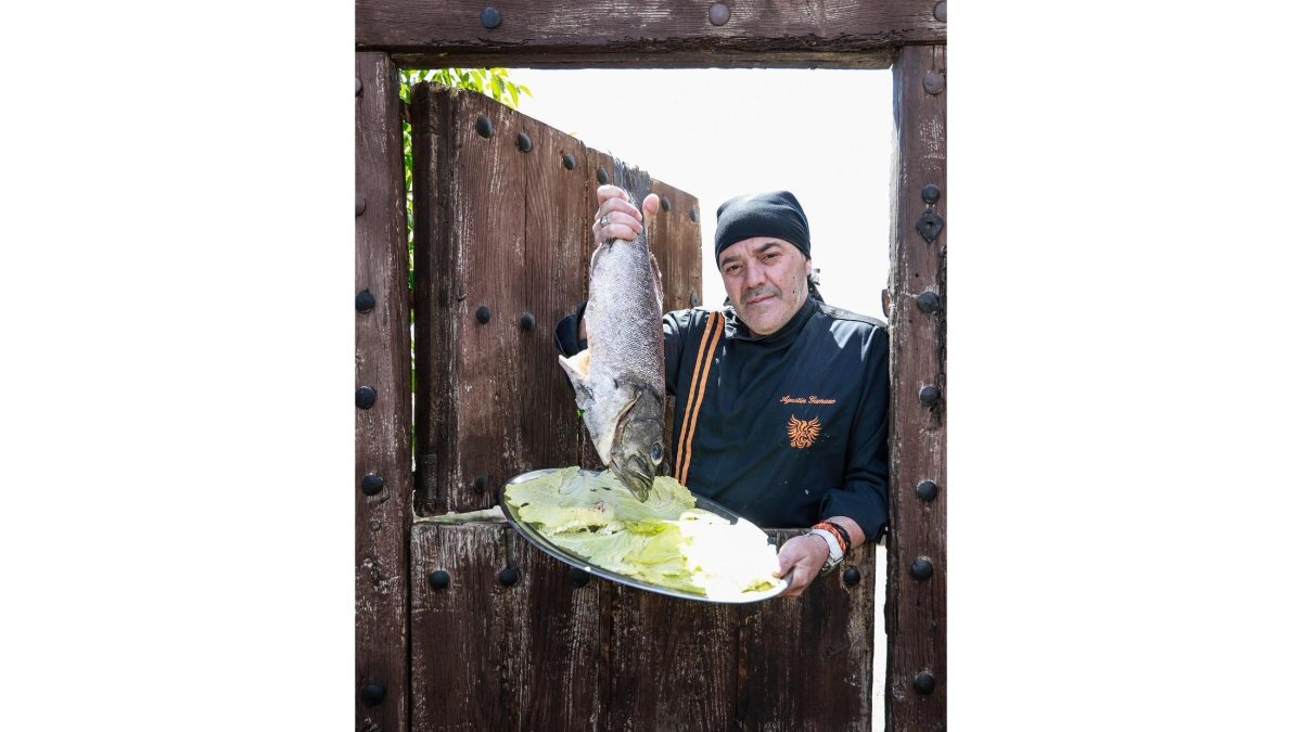Agustín Gamazo cocina la mejor selección de pescados en El Chivo (Morales de Toro, Zamora). Visitamos esta casa de comidas famosa por su cogote de merluza-J.M. LOSTAU