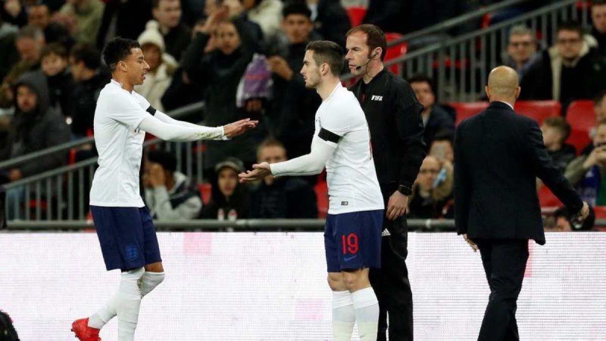 Lewis Cook, con el dorsal 19, en el momento de convertirse en internacional.-JOHN SIBLEY (ACTION IMAGES VIA REUTERS)