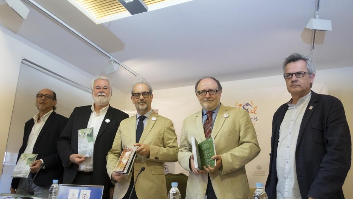 El rector de la Universidad de Salamanca, Daniel Hernández Ruipérez, presenta una nueva edición del ciclo de conciertos 'Salamanca Barroca' y la programación especial de música 'Salamanca 800', organizada con motivo de la conmemoración del VIII Centenario-ICAL