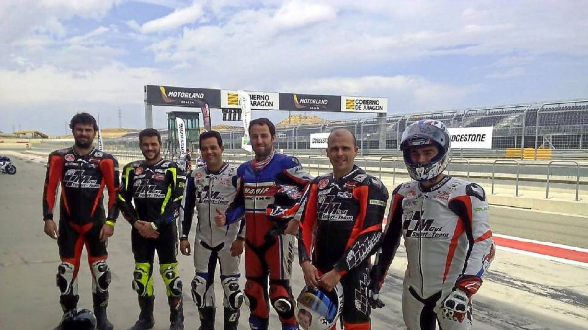 Los pilotos del equipo Sport MCyL, al término de una sesión de entrenamiento.-EM