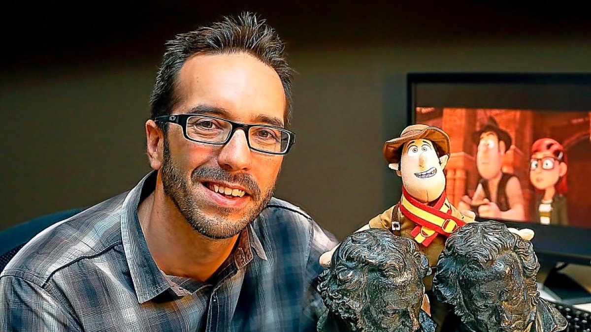 Enrique Gato, en una imagen de archivo, con dos de sus Goyas. | Raquel P. Vieco