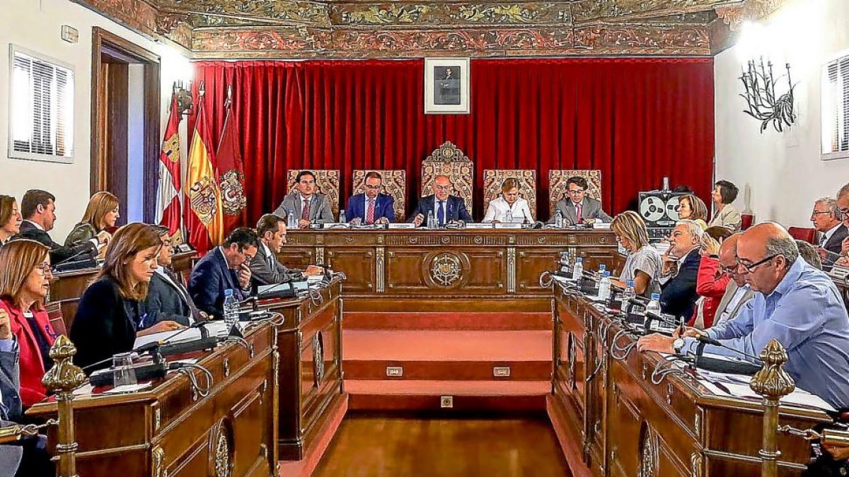 Los diputados del Grupo del PP muestran el lazo azul en señal de lucha contra ETA y respeto a las víctimas.-EL MUNDO