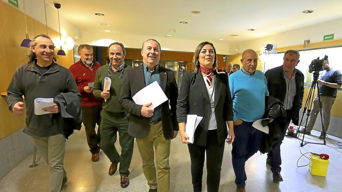 Milagros Marcos, junto a los representantes de las Opas, antes de dar a conocer los resultados de los comicios.-ICAL