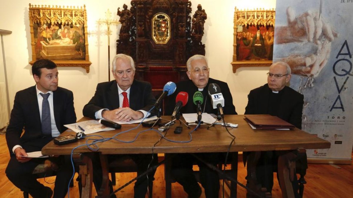 La Fundación 'Las Edades del Hombre' y la Diócesis de León presentan la exposición Aqva de Las Edades del Hombre y la aportación que la Diócesis leonesa hará a esta muestra. En la imagen (IaD) el responsable del Departamento de Arte de la Fundación, José -ICAL
