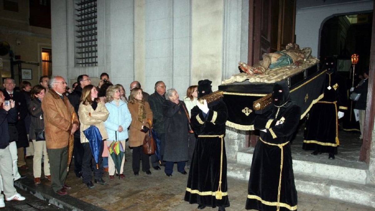 El Cristo Yacente de Gregorio Fernández sale de la Iglesia de San Joaquín y Santa Ana-El Mundo