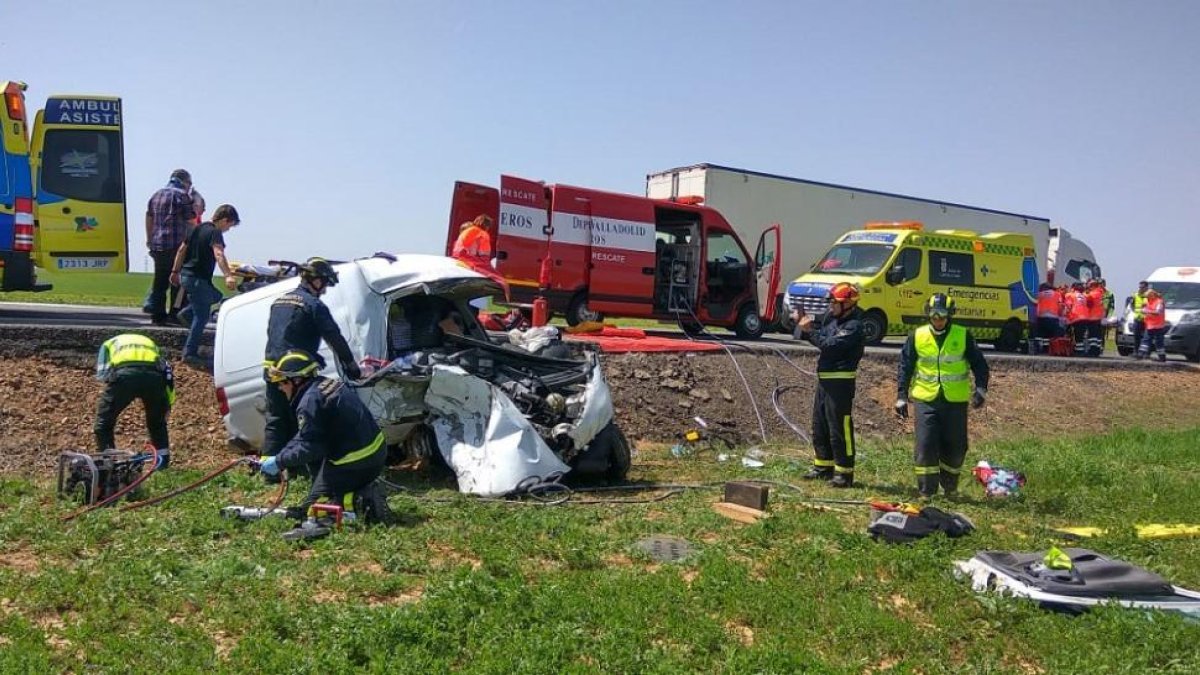 Los servicios de emergencia trabajan en uno de los dos vehículos accidentados.-EL MUNDO