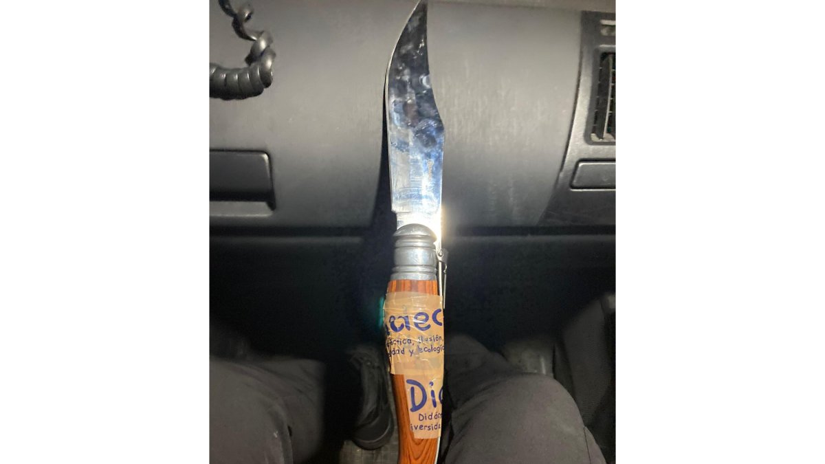 Navaja de 22 centímetros intervenida por la Policía de Valladolid. Twitter: PoliciaVLL