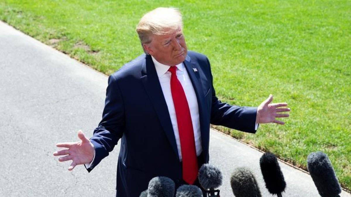 Trump atiende a los medios, el viernes.-EFE / MICHAEL REYNOLDS