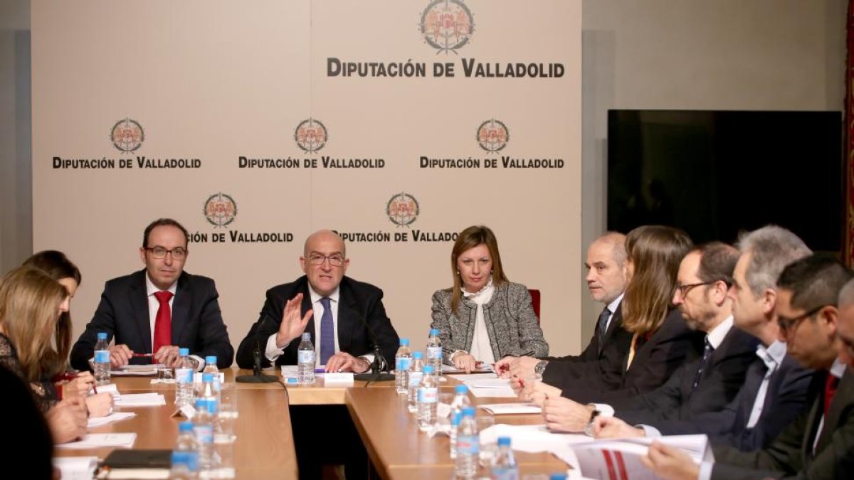 El presidente de la Diputación de Valladolid, Jesús Julio Carnero, se reúne con 16 entidades y asociaciones vinculadas al Plan Impulso-ICAL