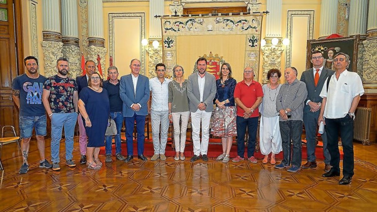 El alcalde, en el centro, en la foto de familia tras la firma del acuerdo del Consejo de Diálogo Social.-EL MUNDO