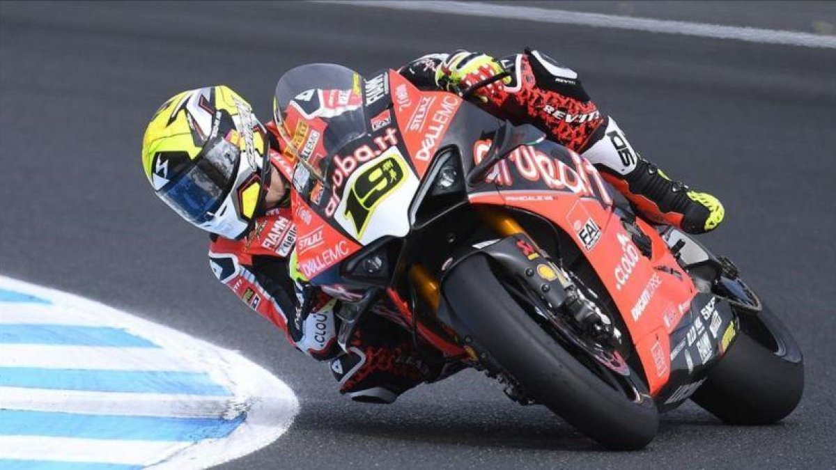Álvaro Bautista y su Ducati Panigale han vuelto a ganar en la tercera carrera del Mundial de Superbikes.-EFE / JULIAN SMITH
