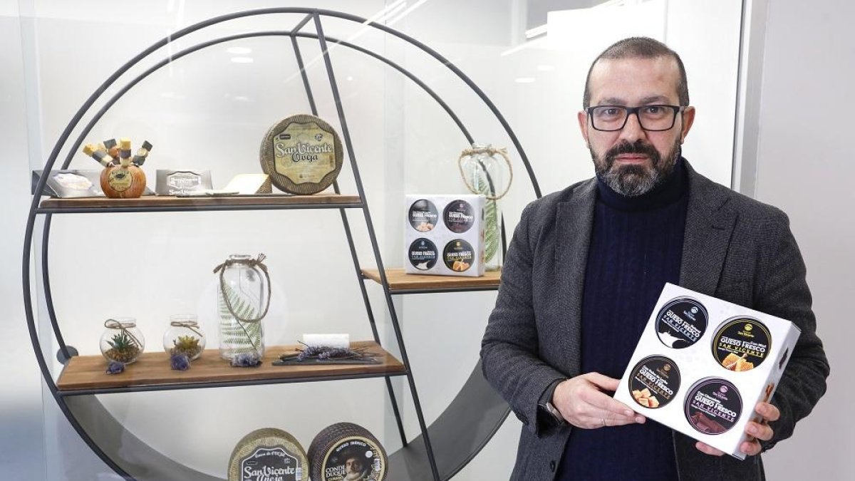 El gerente de la empresa leonesa Lácteas San Vicente, José Antonio Rodríguez, muestra el queso fresco de sabores.-ICAL