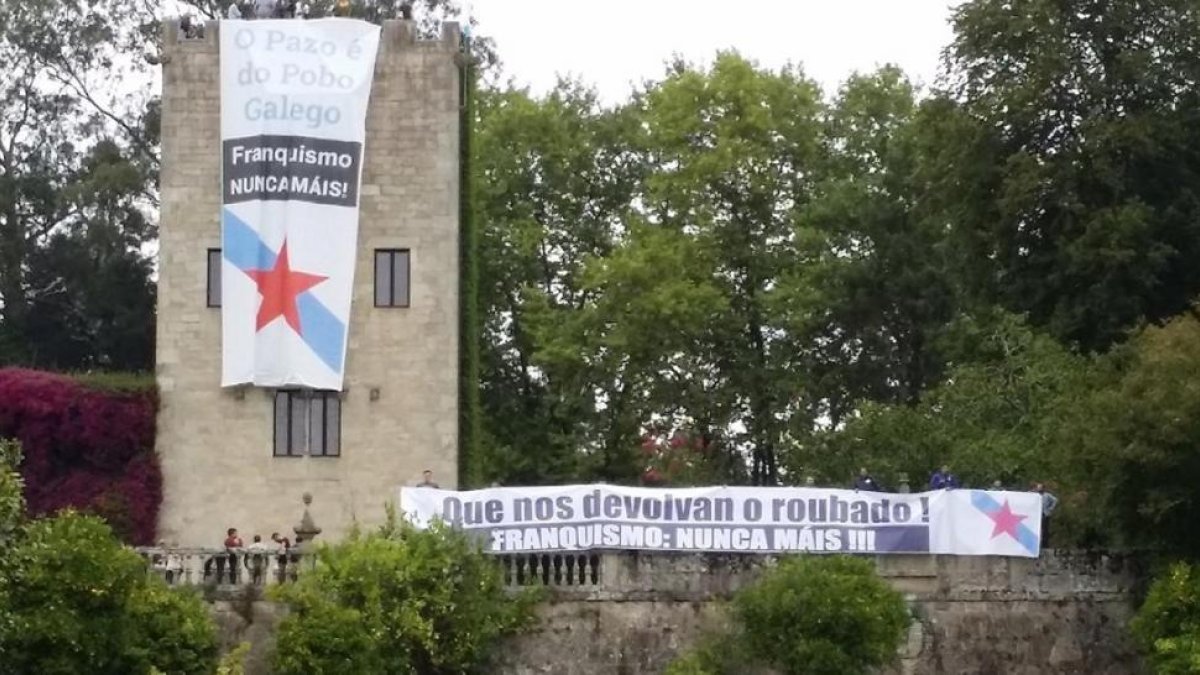 Pancartas desplegadas por militantes del BNG y Galiza Nova en el Pazo de Meirás para reclamar su devolución-CEDIDA POR BNG
