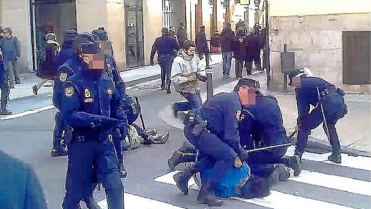 Carga de la Policía contra los manifestantes a las puertas de la Parrilla de San Lorenzo.-L.B.Á.