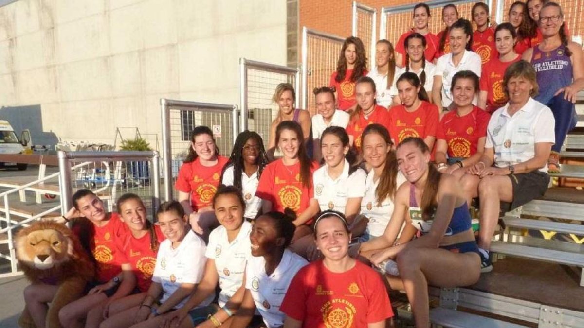 Las atletas del CAV-UVa posan en Río Esgueva junto a su entrenadora, Ana Pérez.-E. M.