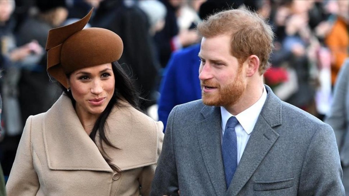 Meghan Markle y el príncipe Enrique, este lunes en Sandringham.-EFE