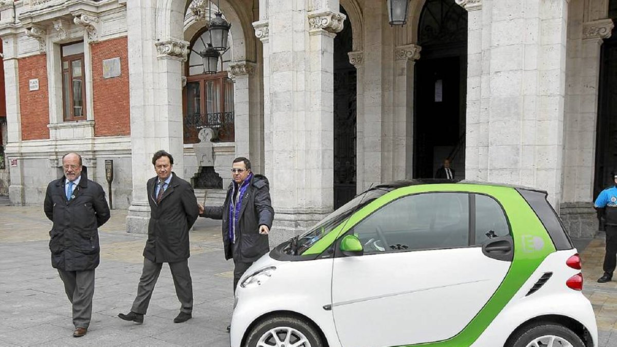 El alcalde Javier León de la Riva y el delegado de Adarsa, Raúl Lago, con un modelo Smart biplaza en el Ayuntamiento-J.M.Lostau