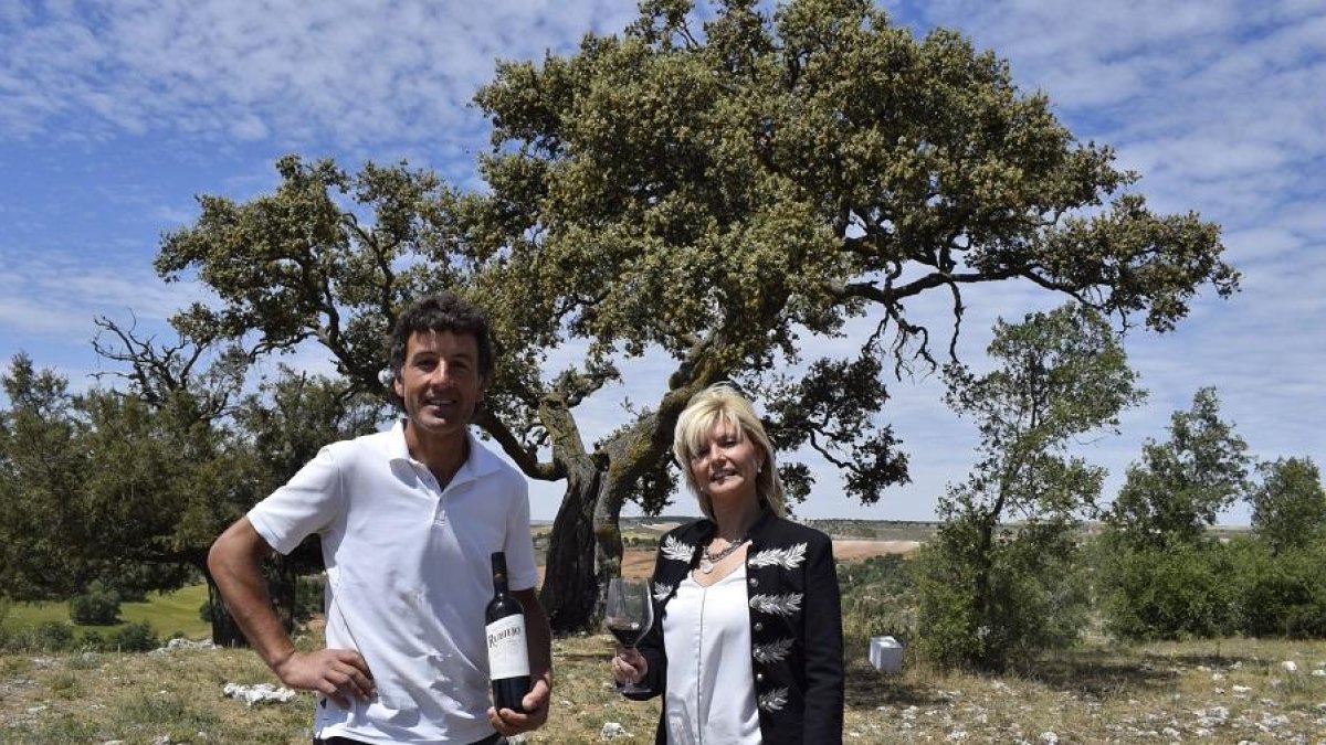 Irene y Miguel, con uno de sus vinos en el lugar en el que se encuentra el árbol de las zapatillas.-