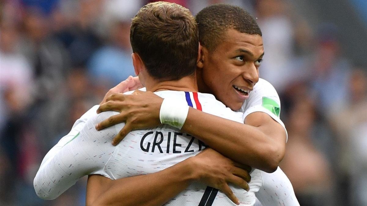 Mbappé y Griezmann se abrazan tras un gol-AFP / DIMITAR DILKOFF