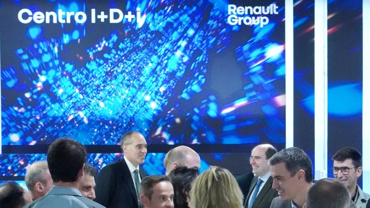 Pedro Sánchez en un momento de la visita a Renault en Valladolid. / ICAL