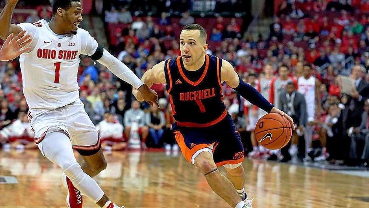 Kimbal Mackenzie, nuevo jugador del Carramimbre Ciudad de Valladolid, dirige un ataque en un partido de su anterior etapa en Bucknell.-E. M.