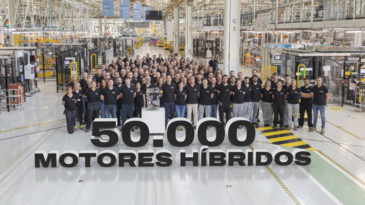 Los empleados de la Factoría de Motores de Valladolid celebran la producción del motor híbrido 50.000 .-HORSE