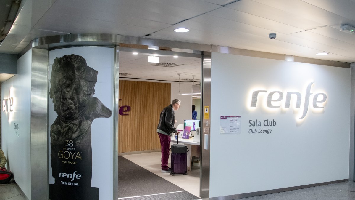 La Sala Club de la estación de Atocha decorada por la 38.ª edición de los Premios Goya en Valladolid - RENFE