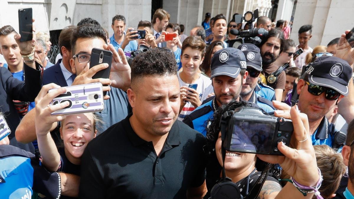Ronaldo Nazário pasea por las calles de Valladolid rodeado de gente.-J. M. LOSTAU