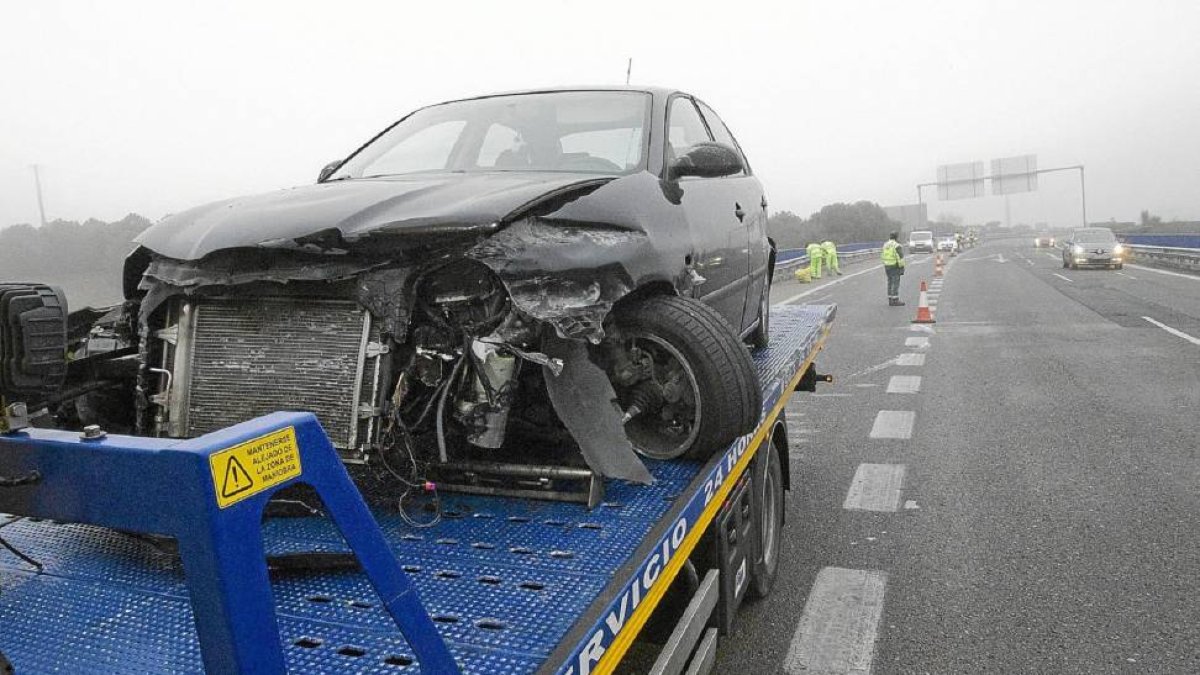 La intensa niebla y la escasa visibilidad provocó el coche de varios coches por alcance en el cruce de la A-62 con la VA-30-J. M. LOSTAU