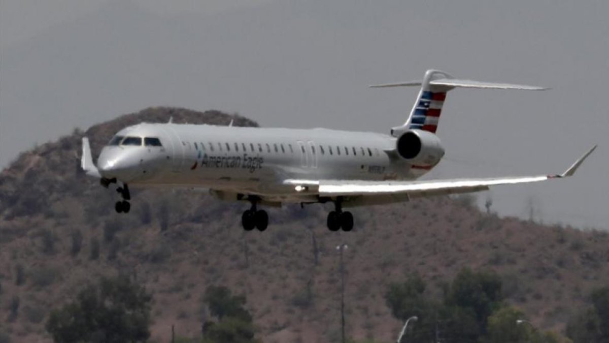 Un avión saliendo de un aeropuerto ceracno al de Phoenix en el que se han cancelado más de 50 vuelos por la ola de calor.-Matt York