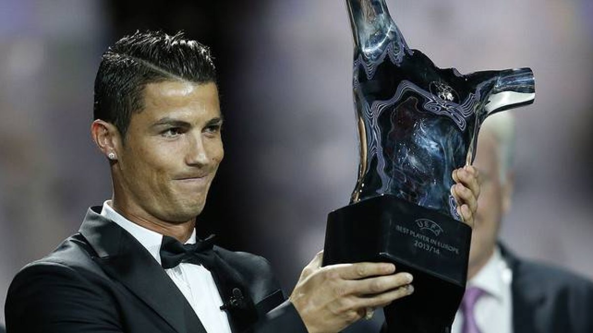 Cristiano Ronaldo, con el trofeo que lo acredita como mejor jugador europeo de la temporada.-Foto: AFP / VALERY HACHE