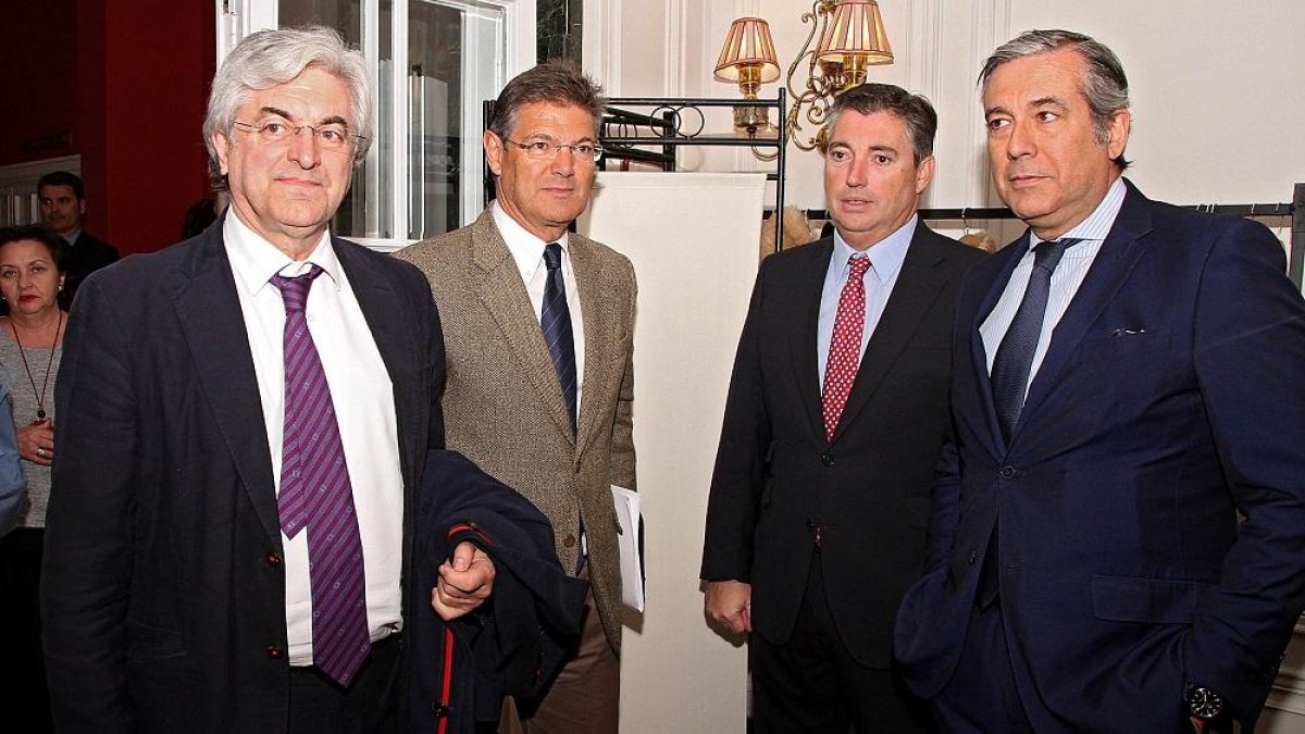 El exministro Rafael Catalá(ci), con Javier San Martín(i) y Enrique López (d) , magistrado de la Audiencia.-ICAL