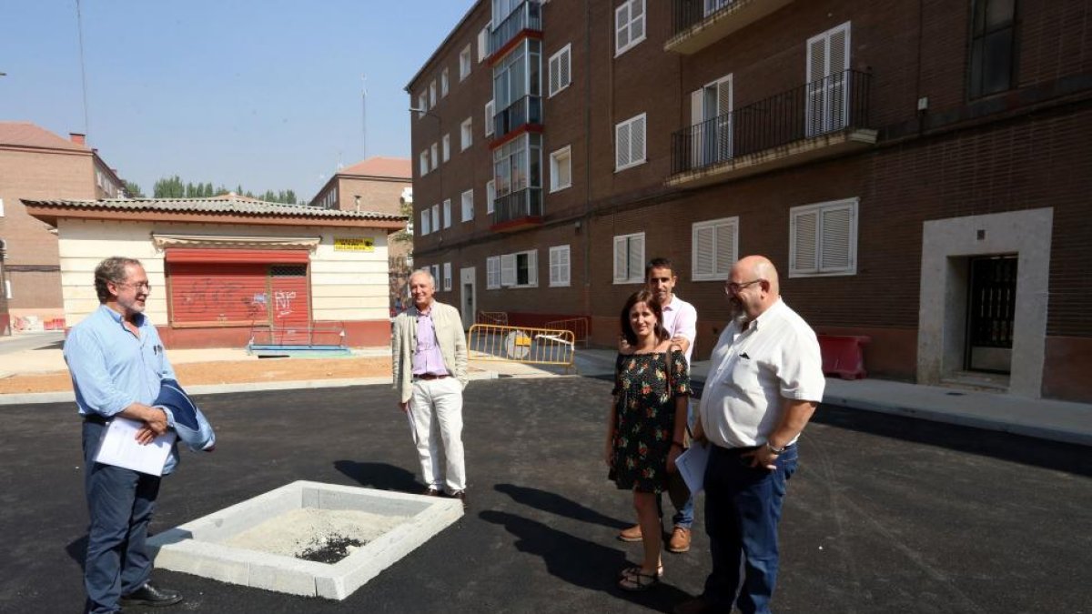 El concejal de Urbanismo, Manuel Saravia (I), visita la urbanización de varias calles de Valladolid.-ICAL