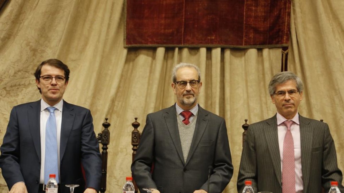 El ministro de Justicia de Colombia, Yesid Reyes Alvarado, inaugura los Cursos de Especialización en Derecho de la Universidad de Salamanca. En la imagen junto a Daniel Hernández Ruiperez (centro) y a Alfonso Fernández Mañueco, alcalde de Salamanca-Ical
