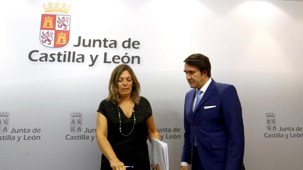 El consejero de Fomento y Medio Ambiente, Juan Carlos Suárez-Quiñones, y la consejera de Agricultura y Ganadería, Milagros Marcos, presentan el programa de biomasa en explotaciones ganaderas.-ICAL