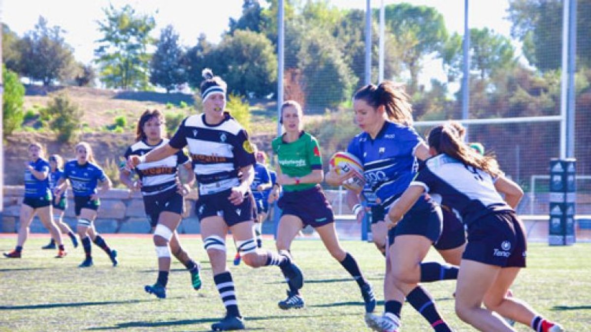 Una jugadora de CR Sant Cugat trata de superar a la defensa de Crealia El Salvador. C. PALAU