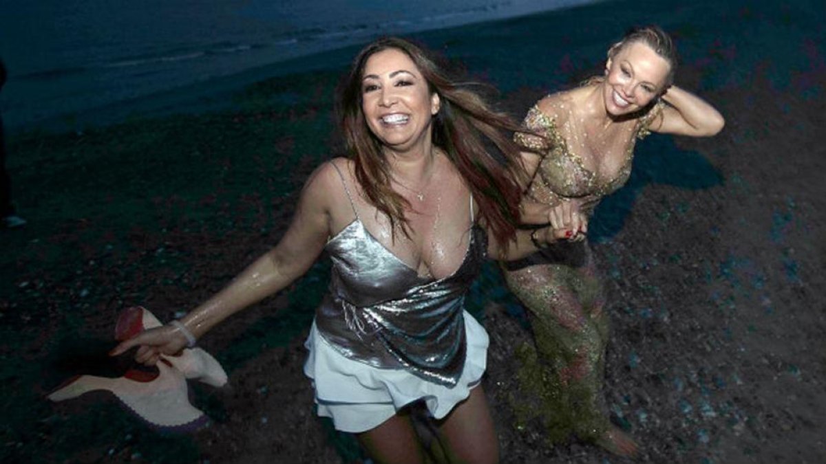 María Bravo y Pamela Anderson, el sábado, en aguas de Marbella.-OLIVER MOTTOS