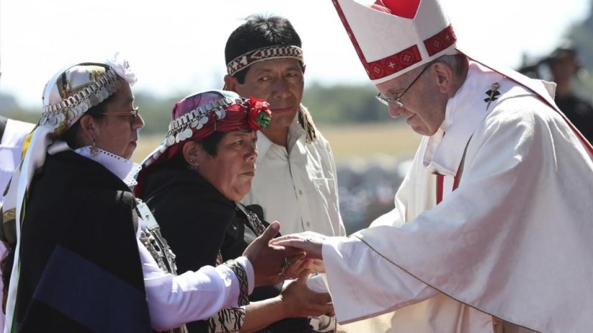 El papa Francisco saluda a unos mapuches en la misa en la base aérea de Temuco, en Chile, este miércoles 17 de enero.-AP / ALESSANDRA TARANTINO