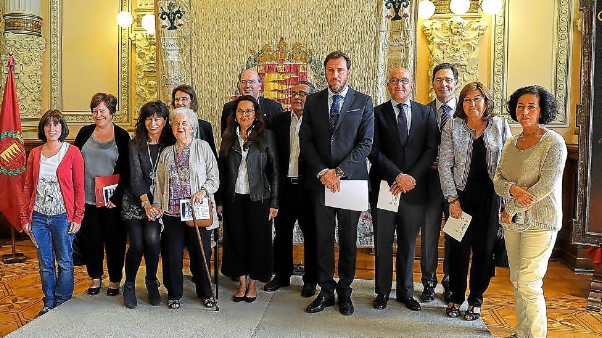Varios representantes de la corporación municipal y de las universidades posan junto a la familia de Segundo Montes.-E.M.