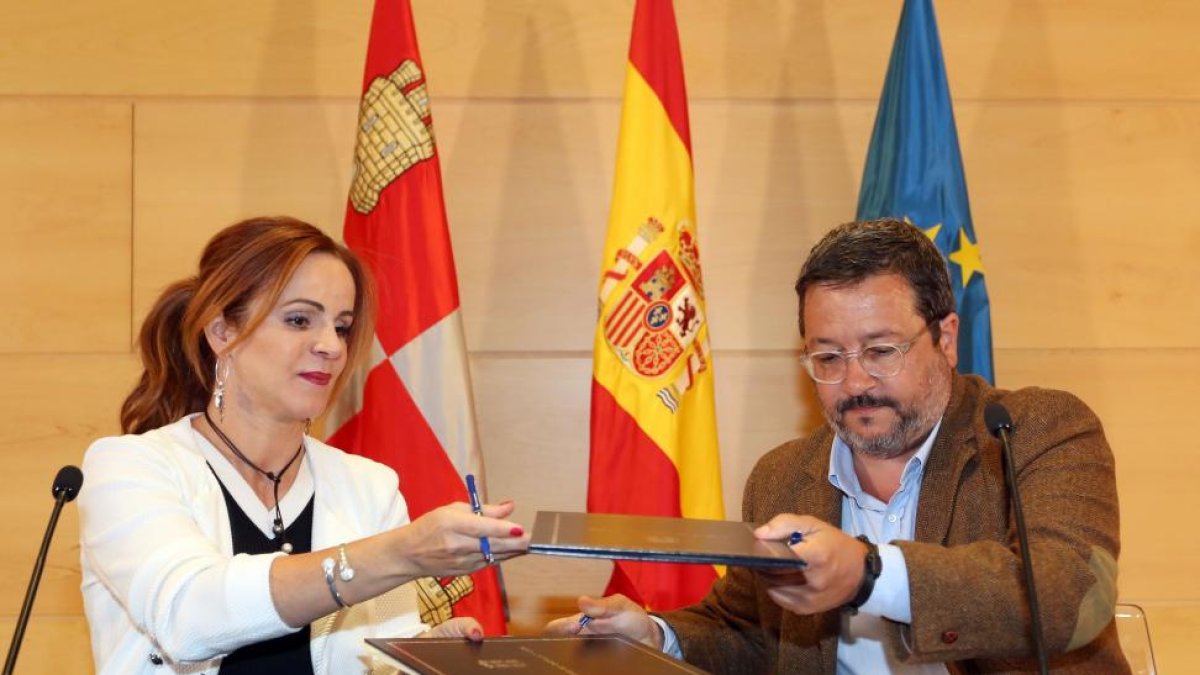 La presidenta de las Cortes, Silvia Clemente, y el gerente de la ONG Cives Mundi, Joaquín Alcalde. J.M. LOSTAU-J.M. LOSTAU