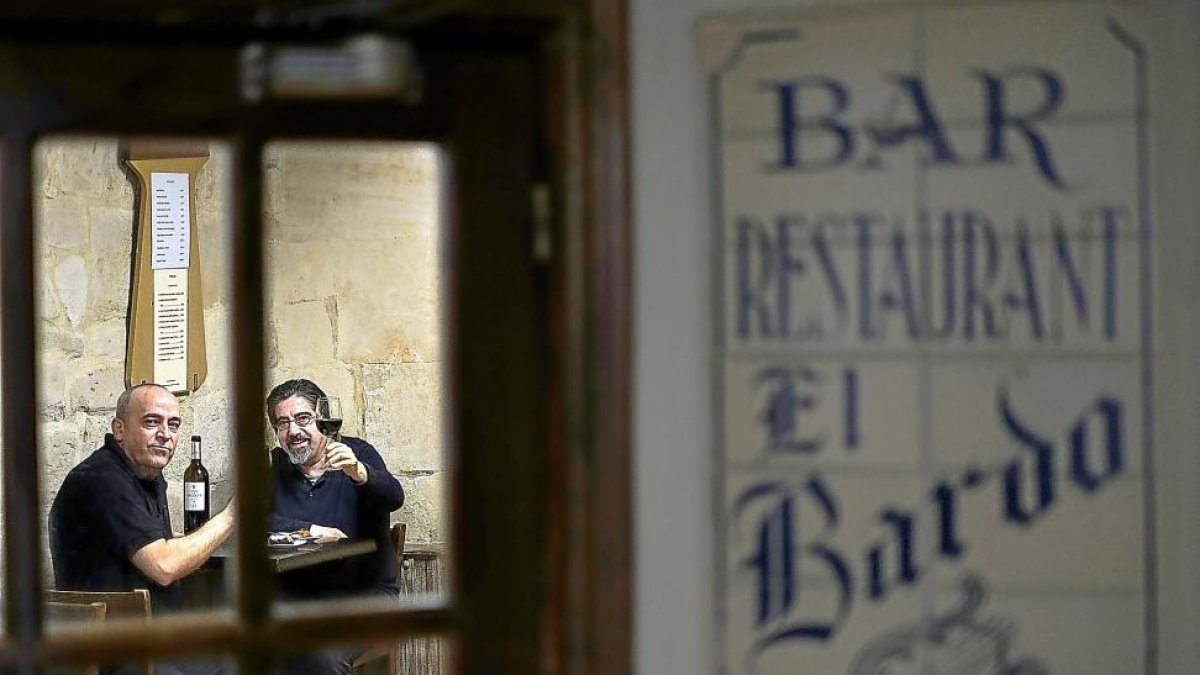 ÍNTIMO. Luis García Jambrina brinda con Fabián Escudero socio de la cooperativa El Bardo. /-ENRIQUE CARRASCAL
